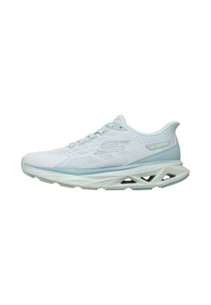Jasnoszary sportowy but Skechers z wentylowaną siateczkową cholewką, sznurowanym przodem i grubą, wyściełaną podeszwą z trójkątnymi wycięciami.
