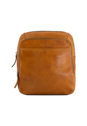 Tasche aus braunem Leder mit glatter Textur, ausgestattet mit einer Frontreißverschlusstasche, leicht abgerundeten Ecken und sichtbaren Steppnähten.