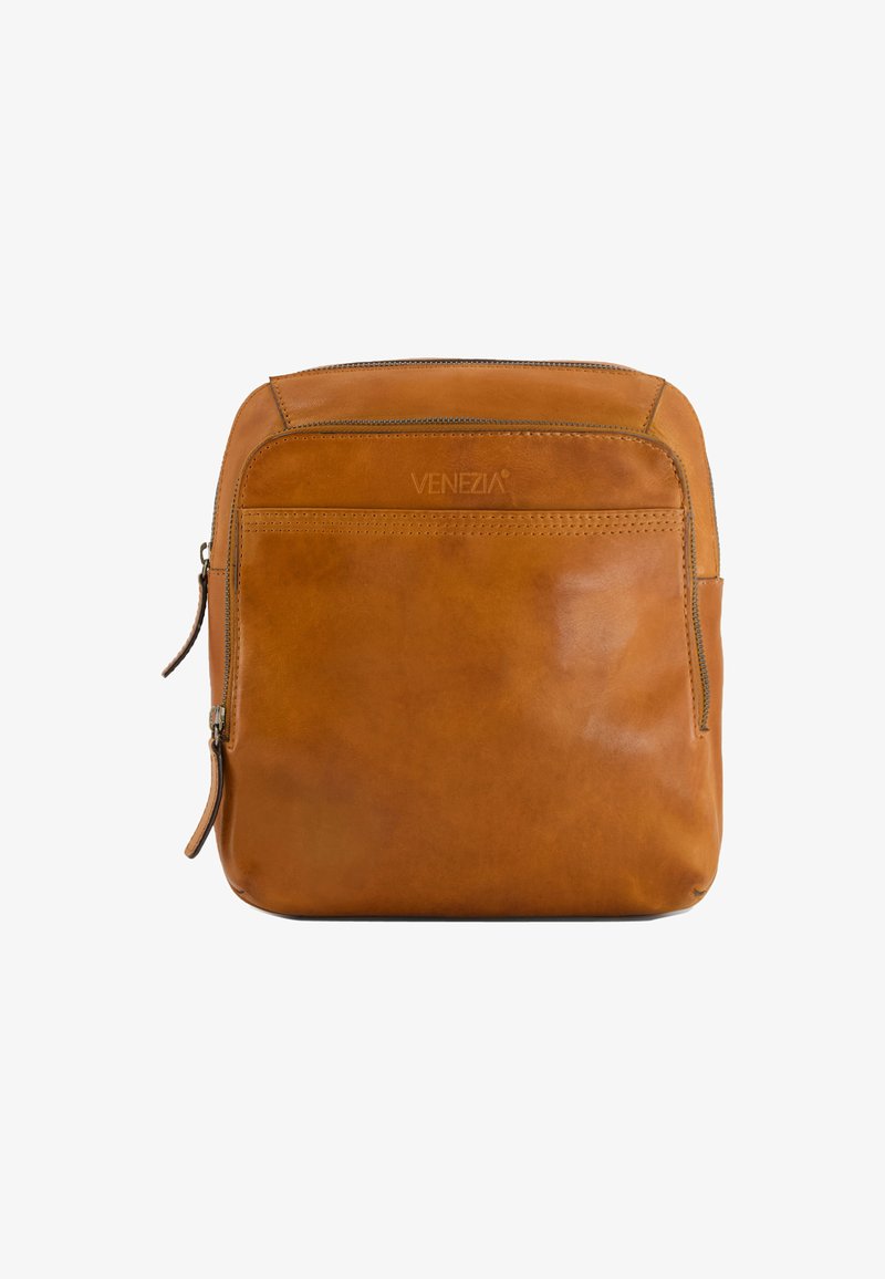 Tasche aus braunem Leder mit glatter Textur, ausgestattet mit einer Frontreißverschlusstasche, leicht abgerundeten Ecken und sichtbaren Steppnähten.