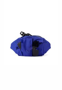 Blaue Stoff-Gürteltasche mit mehreren Reißverschlusstaschen, schwarzen Sonnenbrillen und einer Wasserflasche. Verfügt über verstellbare Riemen und eine strukturierte Oberfläche.