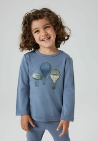 Blaues Langarmshirt mit drei illustrierten Heißluftballons in verschiedenen Farben. Weicher, glatter Stoff; lässige Passform; passende Hose.