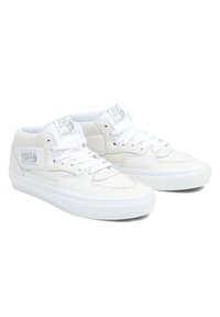 Sneaker alte bianche con tomaia in pelle, colletto imbottito, chiusura con lacci e suola in gomma. Logo "Half Cab" sul lato e sulla linguetta.