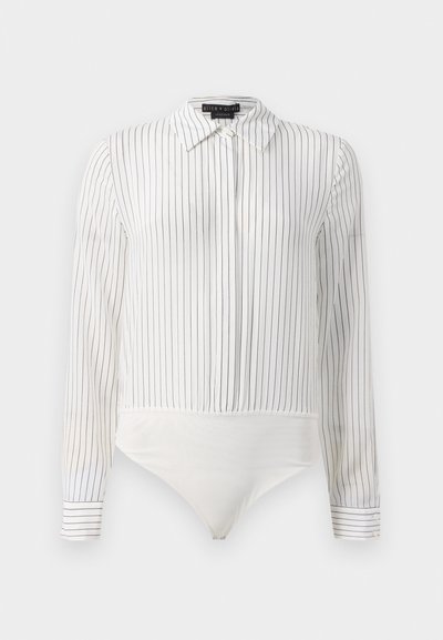Bela bodysuit s dolgimi rokavi z tankimi črnimi navpičnimi črtami, z ošiljenim ovratnikom, gumbnimi manšetami in pritisnim zapiranjem na dnu.