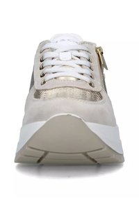 Le sneakers presentano una parte superiore in suede grigio chiaro, dettagli metallici, lacci bianchi e un pannello laterale testurizzato. Una cerniera dorata aggiunge un tocco di dettaglio.