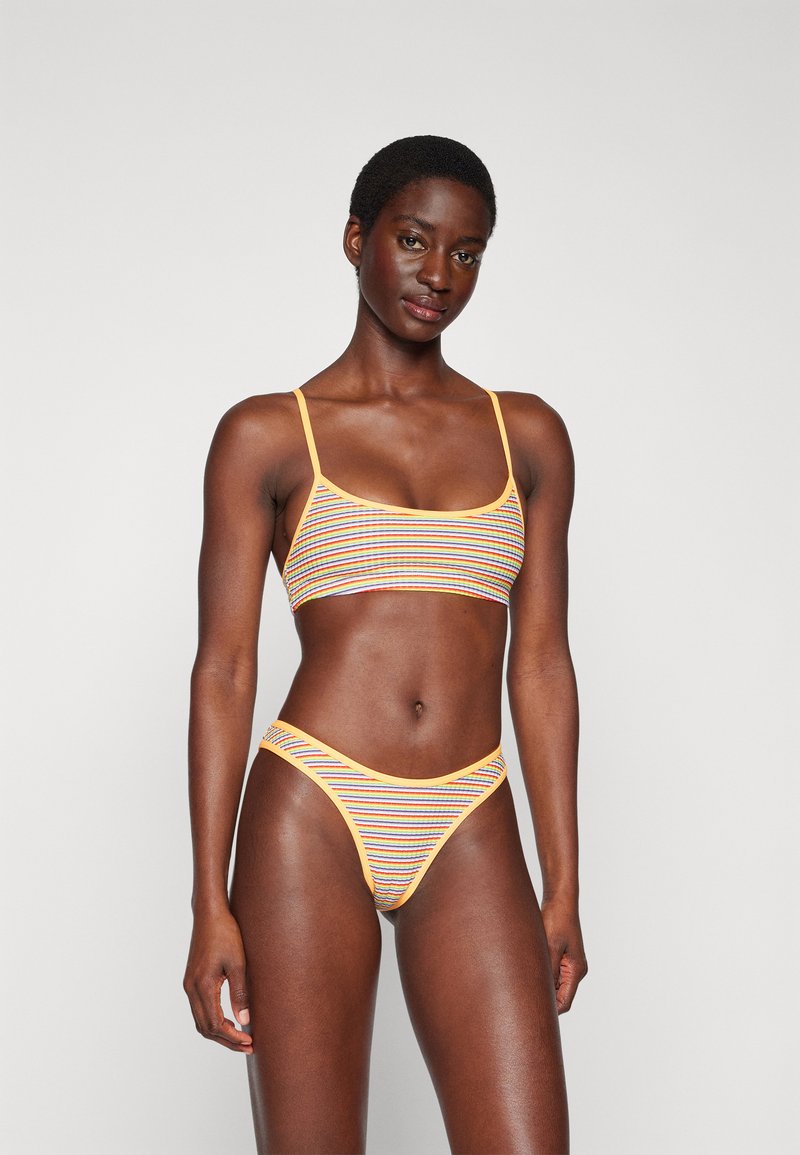 Set bikini a righe con sottili spalline arancioni, caratterizzato da una combinazione di righe orizzontali multicolori su un tessuto morbido. Presenta un design minimalista.
