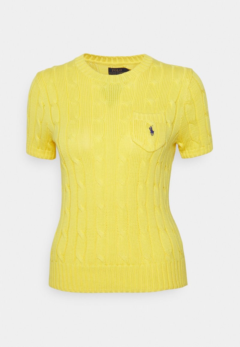 Gul kabelstickad kortärmad tröja med ribbat runt halsen, som har en bröstficka och en liten logga på fickan.