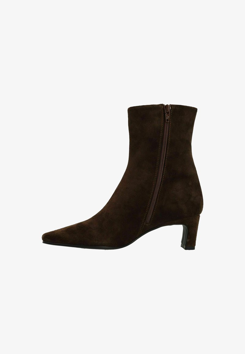Braune Wildleder-Ankle-Boots mit spitzem Schuhkopf und einem Reißverschluss an der Seite. Verfügt über einen moderaten Absatz für zusätzlichen Halt. Glatte Textur.