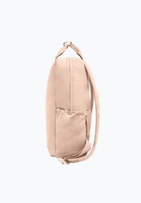 Beige batoh s hladkým textilním povrchem, štíhlým profilem, jednou boční kapsou a nastavITelným popruhem. Zip se nachází podél horní části.