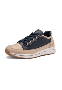 Sneaker basso in pelle beige e blu navy con lacci blu navy, occhielli dorati, suola bianca e battistrada in gomma marrone, angolato verso sinistra su sfondo bianco.