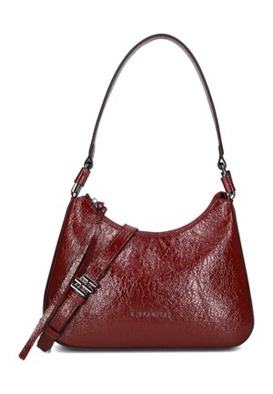 Rode neplederen handtas met een gebogen silhouet, verstelbare schouderband en een gestructureerde afwerking. Voorzien van hardware in zilverkleur en een merklogo.