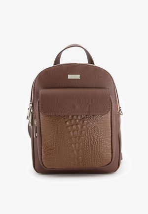 Brązowy skórzany plecak z teksturowanym przodem o wzorze krokodyla, płaską kieszenią, srebrnymi elementami i uchwytem u góry. Główna komora zamykana na zamek błyskawiczny.