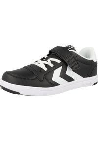 Schwarzer synthetischer Sportschuh mit weißen Akzenten, ausgestattet mit einem Klettverschluss, weißen Schnürsenkeln, einer abgerundeten Spitze und einer Gummisohle.