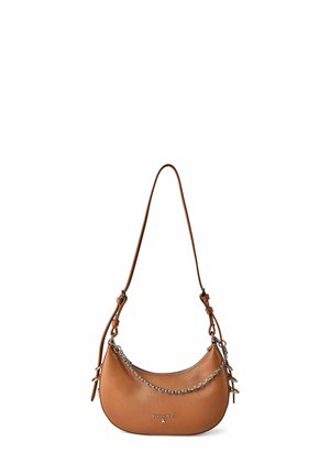 Braune, halbmondförmige Schultertasche aus Leder mit silberner Kettendetail und verstellbarem Riemen, vorne mit der Marke "Patrizia Pepe".