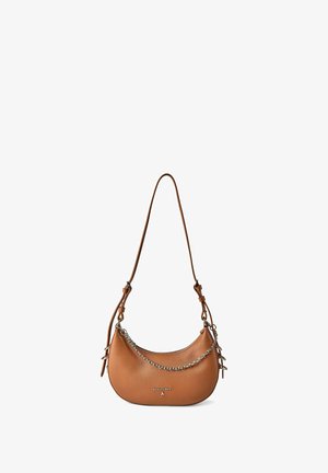 Bolso de hombro en forma de media luna de cuero marrón con detalle de cadena plateada y correa ajustable, con la marca "Patrizia Pepe" en el frente.