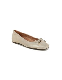 Ballet flat in suede beige con finitura lucida. Caratterizzato da una punta rotonda e un accento a fiocco con dettagli in oro. Suola piatta.