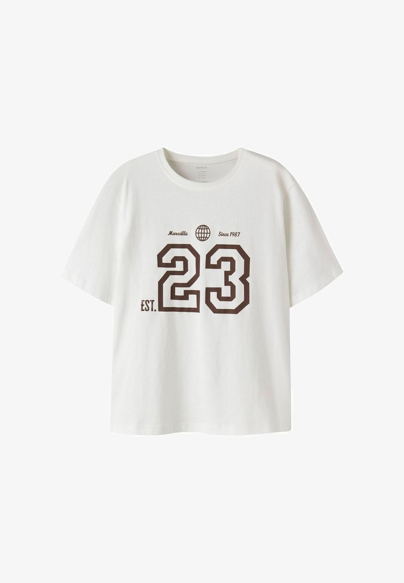 T-shirt blanc à manches courtes avec col rond, imprimé brun foncé d'un globe, "Marseille," "Since 1987," "EST. 23" à l'avant.