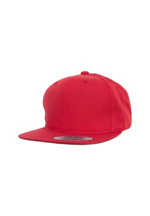 Rote Snapback-Cap mit flachem Schirm, strukturiertem Kopfteil und glatter Stofftextur. Mit einem runden Aufkleber auf dem Schirm.