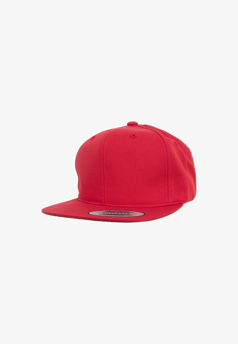 Rød snapback caps med flat skygge, strukturert krone og glatt tekstur. Har et rundt klistremerke på skyggen.