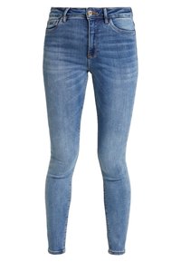 Jean slim bleu avec fermeture par bouton et zip, poches avant et arrière, et légère décoloration aux cuisses et aux genoux.