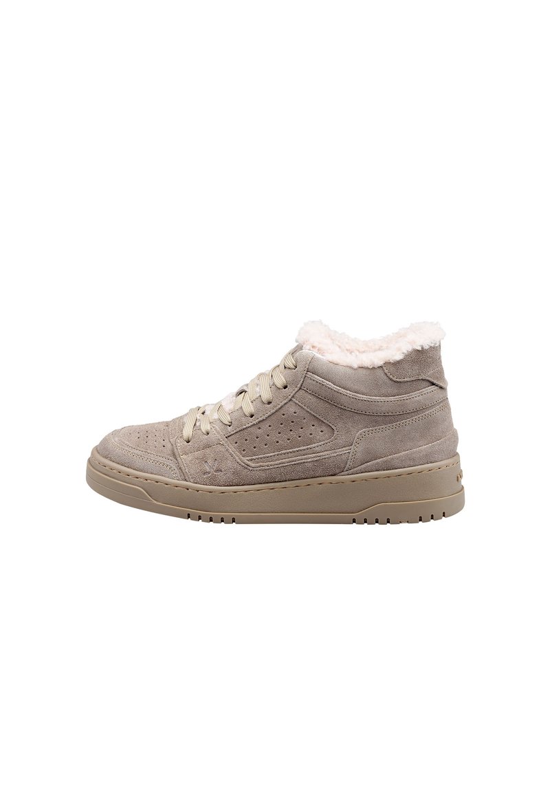 Sneakers alte in camoscio taupe con una morbida fodera rosa, caratterizzate da perforazioni, stringhe beige e suola in gomma testurizzata.