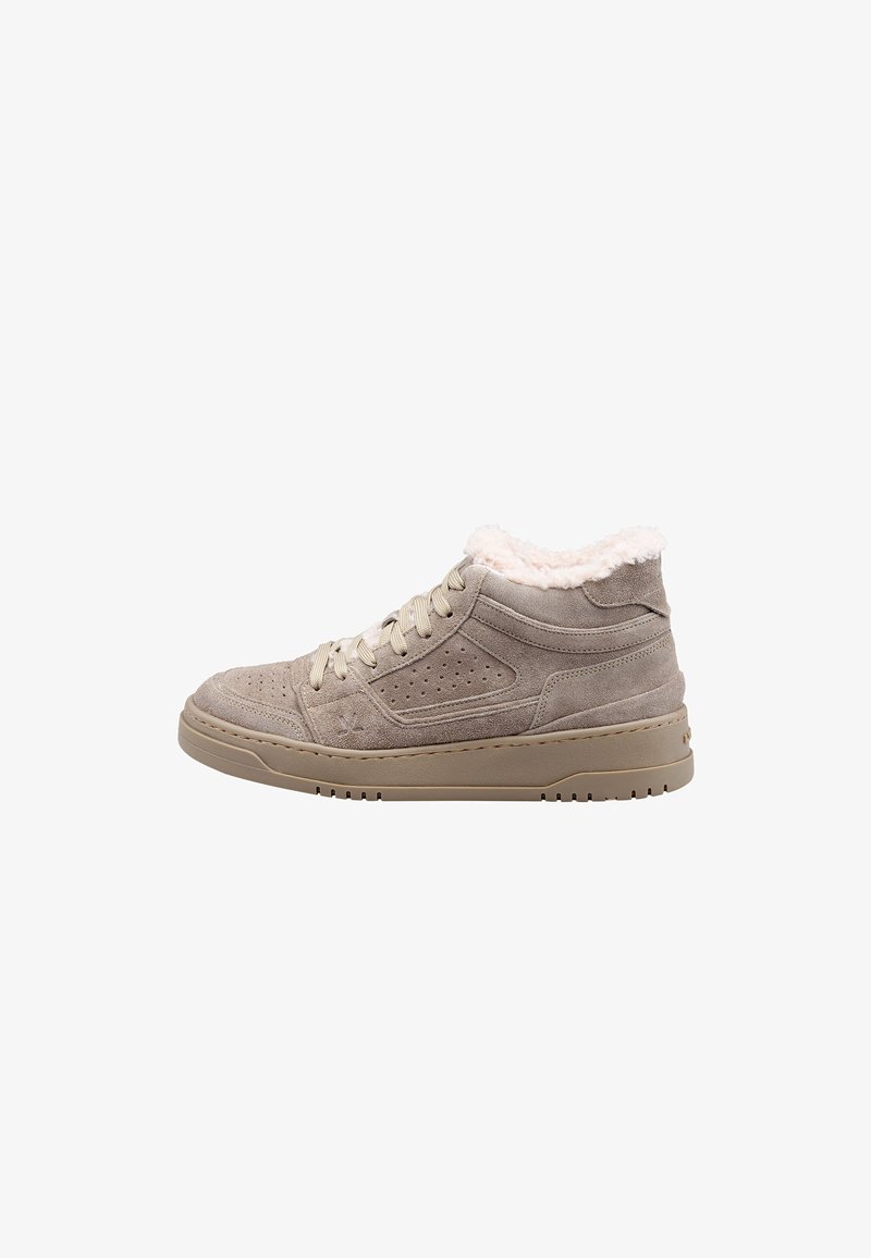 Sneakers alte in camoscio taupe con una morbida fodera rosa, caratterizzate da perforazioni, stringhe beige e suola in gomma testurizzata.