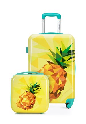 Twee gele koffers, een grote en een kleine, beide met turquoise handvatten en geometrische ananasillustraties aan de voorkant.