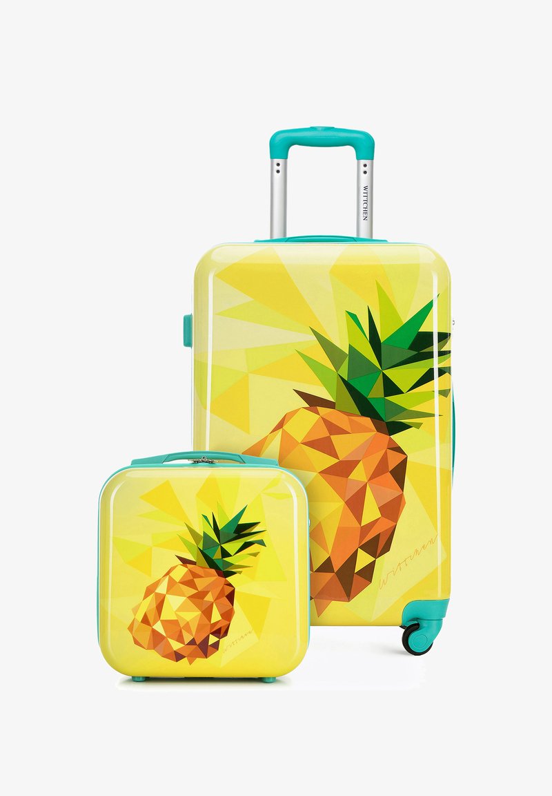 Dos maletas amarillas, una grande y una pequeña, ambas con asas turquesas e ilustraciones geométricas de piñas en la parte delantera.