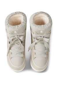 Beżowe sneakersy typu high-top z miękkim futrzanym wnętrzem, teksturowaną gumową podeszwą, okrągłym noskiem i płaskimi sznurowadłami. Naszywka z logo po boku.