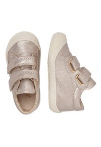 Scarpe per toddler in pelle argentata con doppie chiusure in Velcro e suole in gomma. Punta arrotondata e dettagli cuciti su una base beige.
