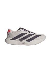 Hellgrauer Adidas-Laufschuh mit schwarzen Streifen, schwarzen Schnürsenkeln, rotem Fersenakzent und dicker weißer Sohle mit der Aufschrift "Lightstrike Pro".