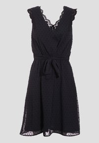 Robe noire sans manches avec un décolleté en V et des bordures en dentelle, présentant une taille nouée et un motif à pois texturé sur un tissu transparent.