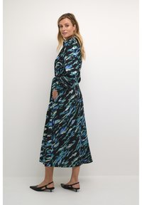 Kaffe POLLIE OLINE - Tričkové šaty - black blue green abstr animal