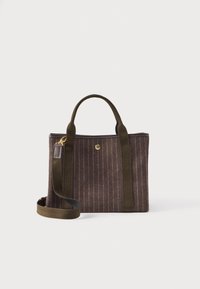 Καφέ τσάντα tote με καφέ ρίγες και σκούρους πράσινους χειρολαβές καθώς και αποσπώμενο ιμάντα ώμου, με μικρό στρογγυλό χρυσό έμβλημα στο μπροστινό μέρος.