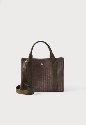 Geantă de tote cu dungi maro, mânere verzi închise și bretea de umăr detașabilă, având un mic emblemă rotundă aurie pe față.