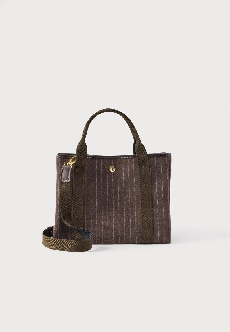 Barna csíkozott táska sötétzöld fogantyúkkal és leválasztható vállpánttal, elöl egy kis, kerek arany emblémával.