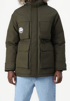 Veste d’hiver vert olive avec quatre poches à rabat à l’avant, capuche bordée de fourrure et écusson rond Jack & Jones sur la poche poitrine gauche.