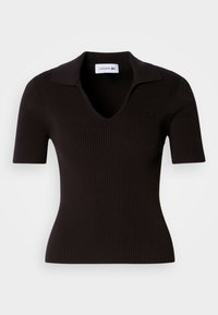 Polo negro acanalado con mangas cortas y diseño de cuello en V. Presenta un bordado sutil del logotipo en el pecho. Textura de punto suave.