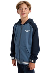 Quiksilver ritshoodie met een blauw en marineblauw kleurenschema, gemaakt van een katoenmix, met ribgebreide manchetten en een logo-accent op de borst.