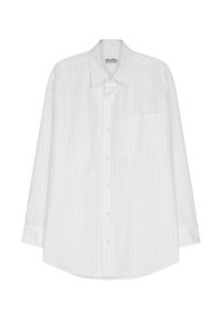 Witte lange mouwen blouse met subtiele verticale strepen, enkele voorkantzak en ronde zoom. Gemaakt van licht, soepel materiaal.