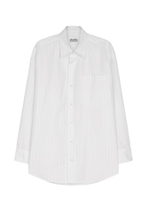 Hvid langærmet skjorte med knaplukning og diskrete lodrette striber, enkelt frontlomme og afrundet kant. Fremstillet af let, glat stof.
