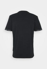 Zwarte katoenen t-shirt met korte mouwen, een ronde halslijn en contrasterende witte logo-details op de mouwen. Effen textuur, normale pasvorm.