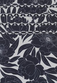 Jūros laivo mėlynumo ir baltos spalvos audinys su dideliais bijūnų žiedais ir lapais, baltais siuvinėjimo akcentais ir lygiu paviršiumi.