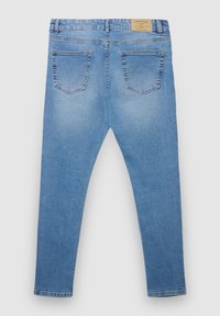 Jeans in denim blu chiaro, con vestibilità slim, cinque tasche, dettagli cuciti e un'etichetta in pelle sulla cintura.