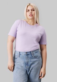 Calvin Klein Jeans PLUS EMBRO BADGE REGULAR TEE - Basic póló - pastel lilac