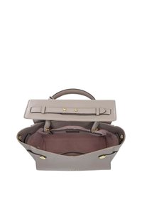 Sac à main en cuir gris avec une poignée supérieure, présentant un design structuré, des accents en métal doré et une doublure en tissu doux à l'intérieur.