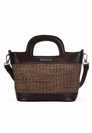 Bolso marrón tejido con asas y detalles en cuero oscuro, nombre de la marca "BOSANOVA" en plata en el frente y clips para correa de hombro desmontable.