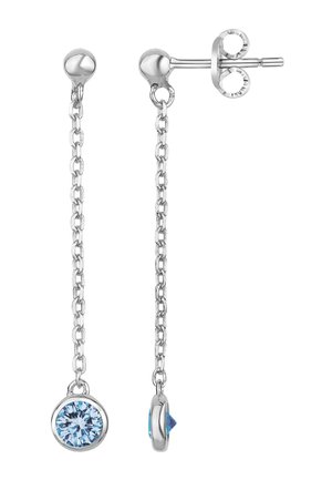 Orecchini a goccia con catena in argento con pietre preziose rotonde blu incastonate a castone e semplici perni con chiusura a farfalla.