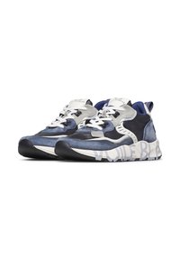 Sneakers caratterizzati da una combinazione di suede blu e rete, con lacci bianchi e una grafica bianca "VOILE BLANCHE" ben visibile sulla suola.
