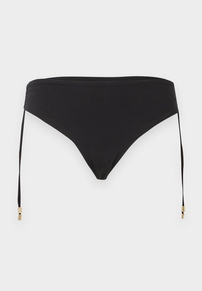 Μαύρο κάτω μέρος μπικίνι με πλαϊνά κορδόνια και χρυσές μεταλλικές λεπτομέρειες, απλωμένο σε φωτεινό φόντο.