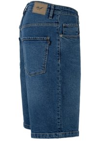 Shorts en denim bleu moyen, présentant un design à cinq poches, une coupe droite et une étiquette en cuir au niveau de la taille. Le tissu a une texture lisse.